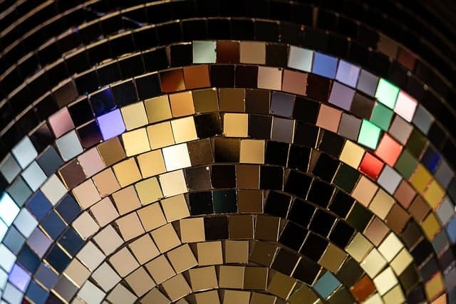 Come Creare un Mosaico Fai da Te con Materiali Riciclati